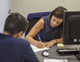 Un ciutadà fa una consulta en una oficina municipal