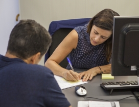 Un ciudadano realiza una consulta en una oficina municipal