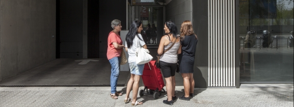 Un grup de dones davant la façana d'un edifici