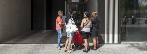 Un grupo de mujeres frente a la fachada de un edificio