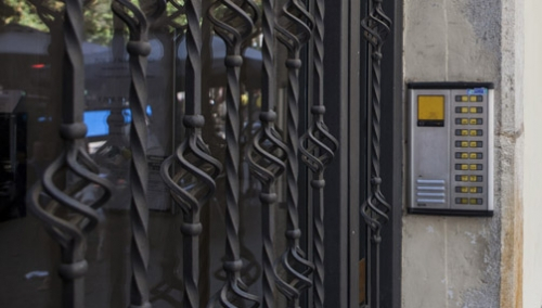 Puerta exterior de un edificio de viviendas