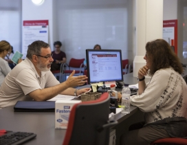 Un home realitza una consulta en una oficina de l'Habitatge.