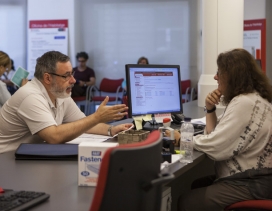 Un hombre realiza una consulta en una oficina de la vivienda.