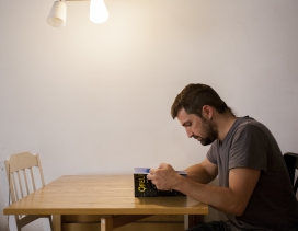 Un chico lee un libro sentado a una mesa