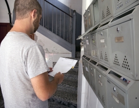 Un hombre mira el correo de su buzón