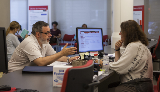 Una mujer realiza una consulta en una oficina municipal