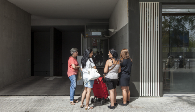 Un grup de dones davant la façana d'un edifici