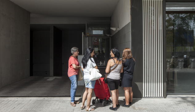 Un grupo de mujeres frente a la fachada de un edificio