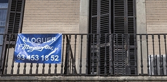 Cartel anunciando un piso en alquiler en un edificio